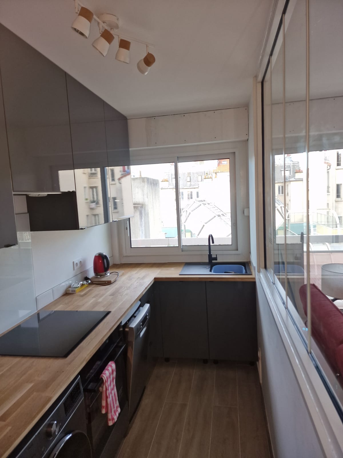 Fenêtre coulissante PVC et véranda intérieure dans cuisine parisienne