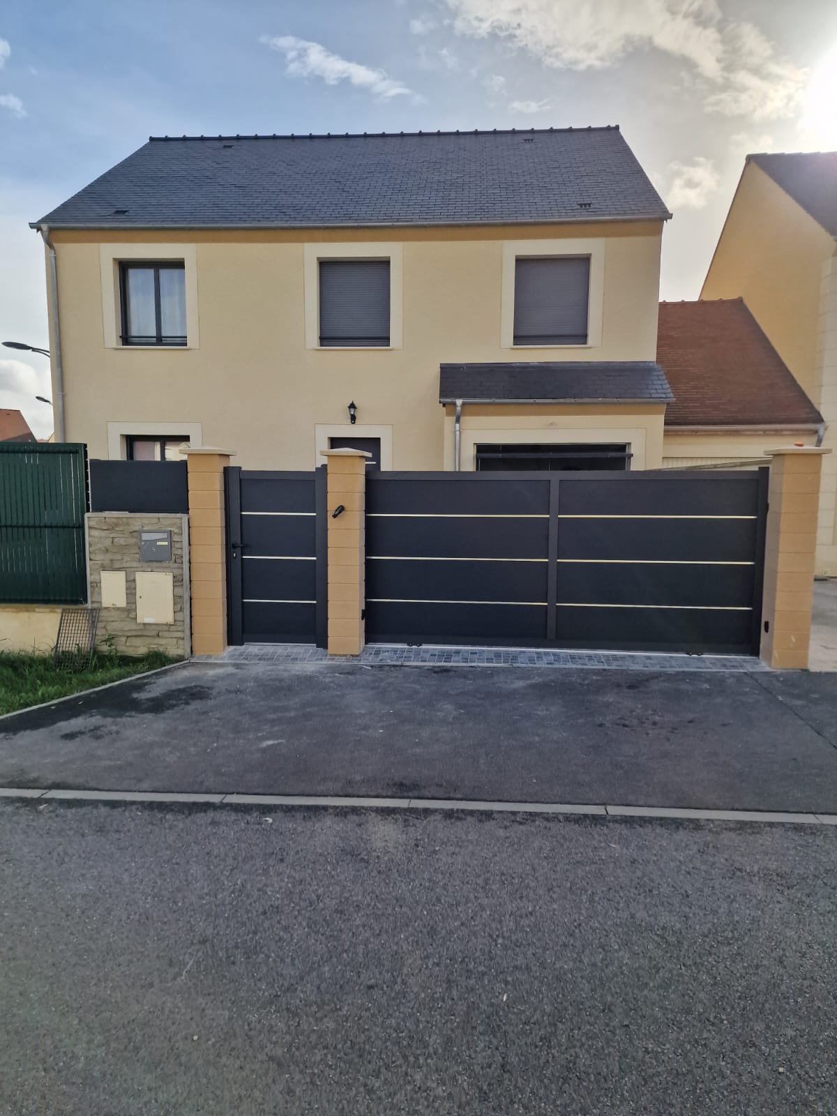 Portail aluminium battant anthracite avec porte d'entrée et volets roulants