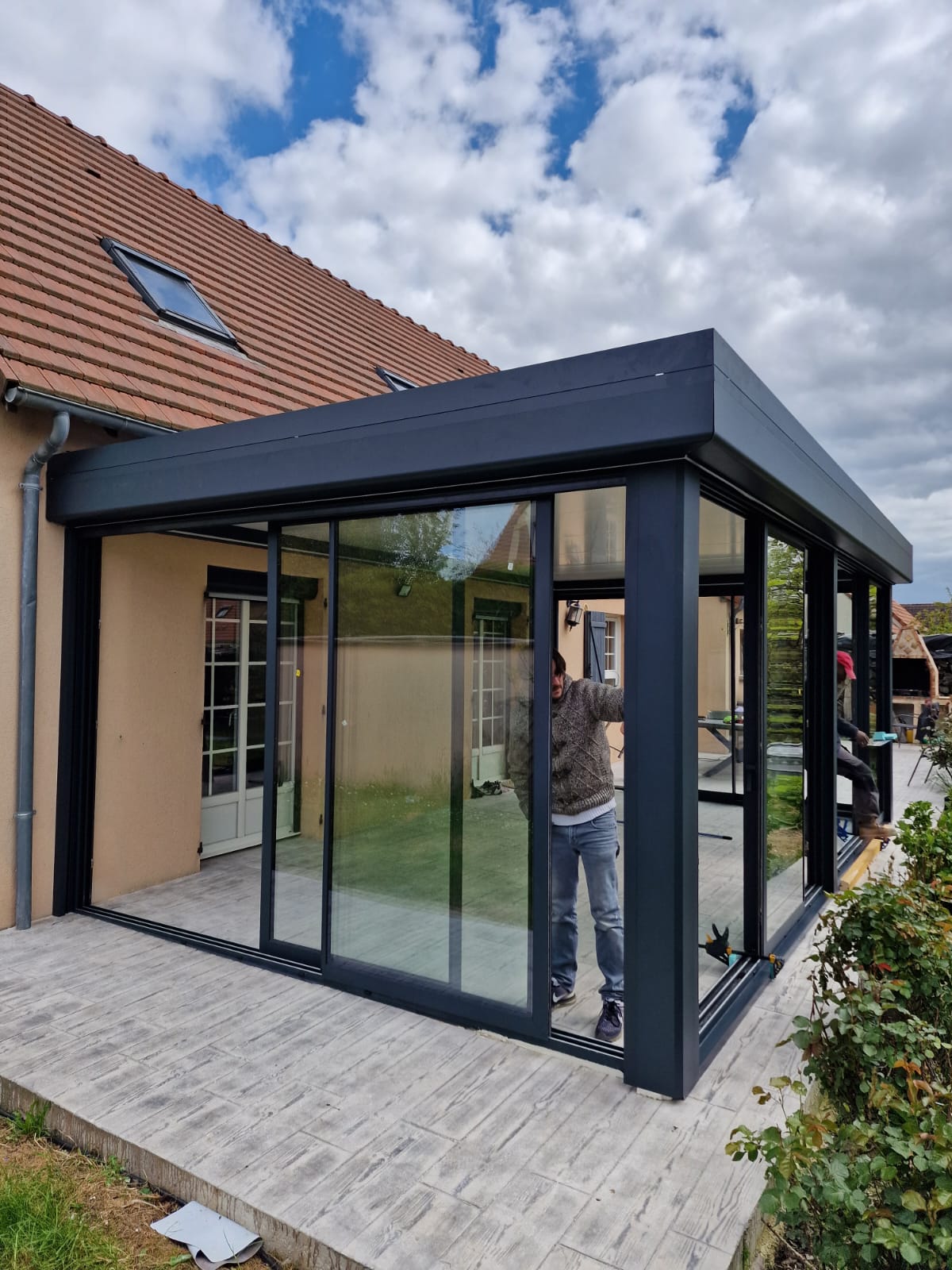 Véranda aluminium anthracite contemporaine réalisée par J. Perfection en Île-de-France